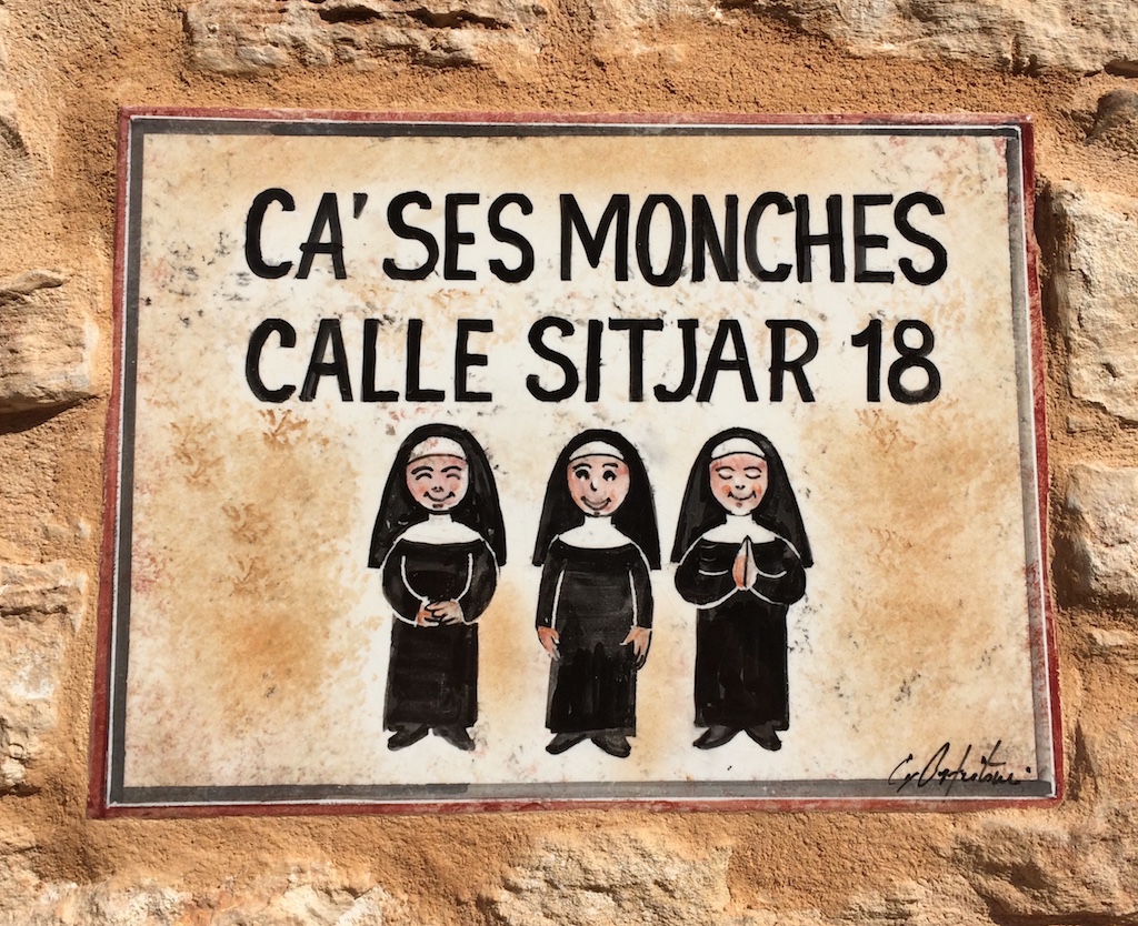mallorcareflect's tweet photo. #Mallorca #Majorca - New front door plaque in my local village, love it!! What's your favourite house sign where you live? #design #art #signgeeks #signhunters #signcollective #customsigns https://t.co/FQsd21DGVO