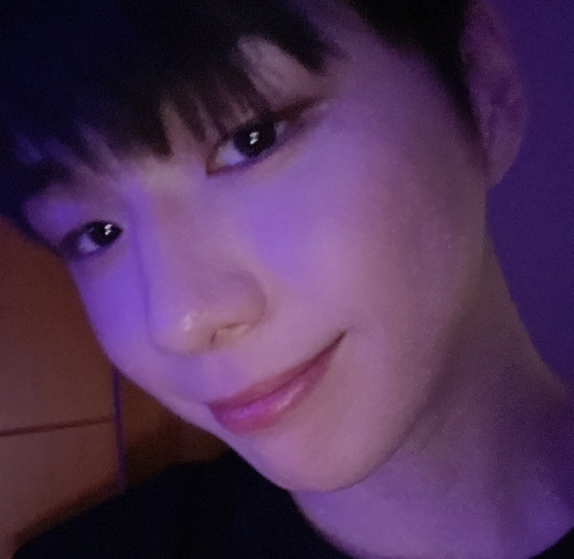 kissinjeong's tweet photo. เมื่อตอนเย็นยังบอกอยู่เลยว่าพ้มยังอยู่กองถ่ายอยู่เบยค้าบ ลืมรหัสผ่านแอปฯอีกด้วย ตกดึกมาเป็นพ่อหนุ่มหลังเลิกงาน ใส่เสื้อกล้ามบ่นว่าร้อนมาก เอาตรงๆนะ พิรุธเหลือเกิน อยู่กองถ่ายต้องร้อนกว่าอยู่แล้ว แต่มาใส่ฮู้ดอะไรปิดยันคออ่ะพ่อ ข้างในเป็นยูนิฟอร์มนักเรียนตำหนวดป่าวน้า https://t.co/t4YnL5UkTR