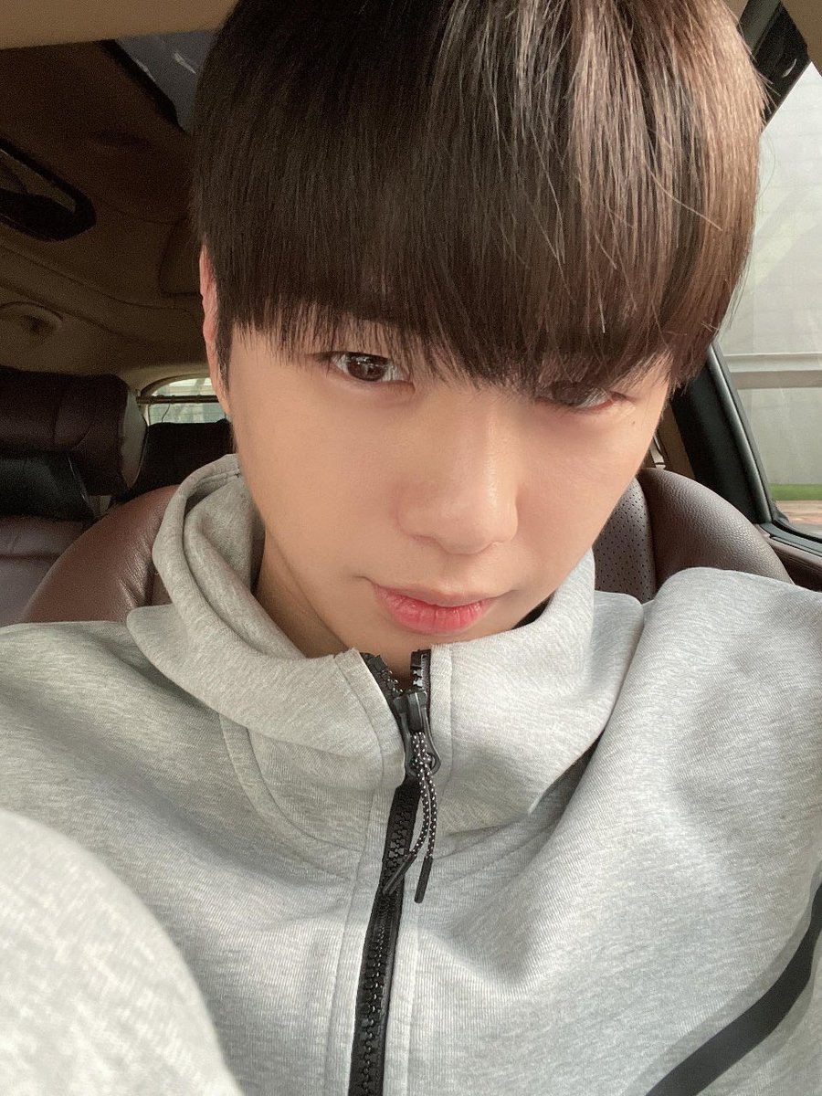 kissinjeong's tweet photo. เมื่อตอนเย็นยังบอกอยู่เลยว่าพ้มยังอยู่กองถ่ายอยู่เบยค้าบ ลืมรหัสผ่านแอปฯอีกด้วย ตกดึกมาเป็นพ่อหนุ่มหลังเลิกงาน ใส่เสื้อกล้ามบ่นว่าร้อนมาก เอาตรงๆนะ พิรุธเหลือเกิน อยู่กองถ่ายต้องร้อนกว่าอยู่แล้ว แต่มาใส่ฮู้ดอะไรปิดยันคออ่ะพ่อ ข้างในเป็นยูนิฟอร์มนักเรียนตำหนวดป่าวน้า https://t.co/t4YnL5UkTR