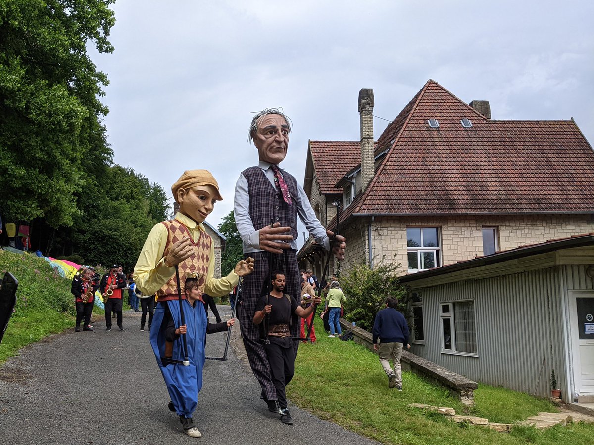 🎥 [L’Hermitage J+7]
C'était la semaine dernière à Autrêches, vous étiez 1 000 personnes à vous être déplacé pour rencontrer les Citoyens de la <a href="/Conv_Citoyenne/">Convention Citoyenne pour le Climat</a> à <a href="/l_hermitage_/">L'Hermitage</a> 
Encore quelques images qui témoignent de la beauté de ce tiers-lieu comme de ce week-end. #TourneeTL