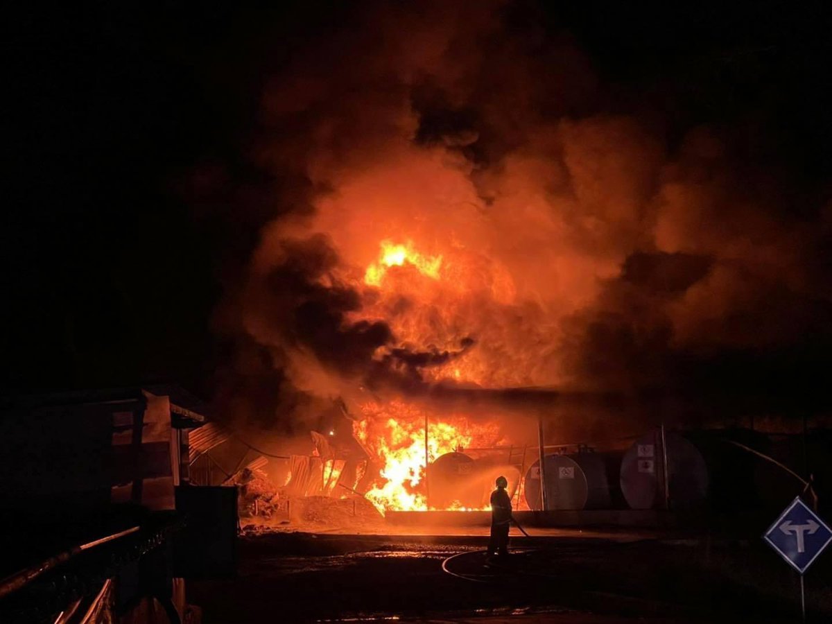 tanawatofficial's tweet image. ด่วน ! เกิดเหตุไฟไหม้ถังเก็บน้ำมันเก่าที่โคราชครับ

#ไฟไหม้ถังเก็บน้ำมัน