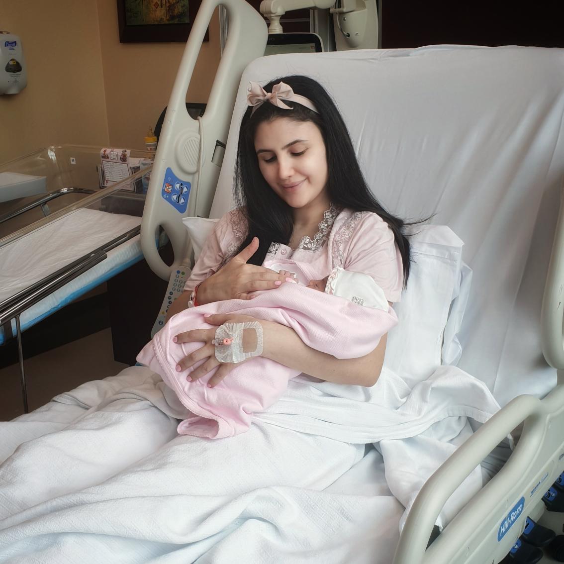 15-07-2021...
بلحظة انسيت كل شي ... انسيت اصعب ايام قطعت فيها ب ٨ اشهر ونصف، انسيت الوجع والتعب والخوف والقلق وليالي المستشفيات وكميات الادوية... بلحظة بس شفتك يا ماما انسيت كل شي... والشكر ليسوع والعدرا اللي عطيتنا ياكي يا احلى نعمة من السما  ... انت الفرحة وخلاص الروح ❤