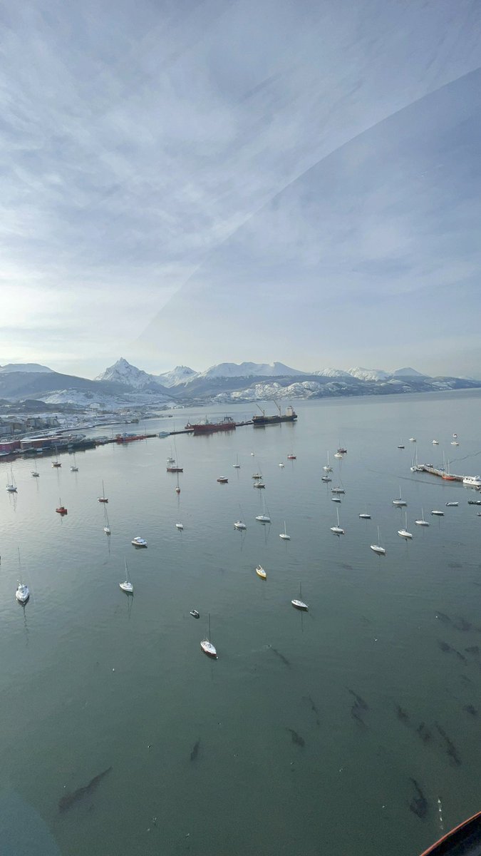 Acabo de bajar de uno de los Helicóptero de <a href="/Heliushuaia/">Heliushuaia</a>, sobrevolarnos Ushuaia nevada y no tengo palabras para describir esta sensación tan maravillosa como este paisaje majestuoso. Pueden verlo en el vivo que hice por Instagram instagram.com/tv/CRZK_OjC9Uv… <a href="/TurismoTDF/">Tierra del Fuego - Fin del Mundo</a> #FindelMundo