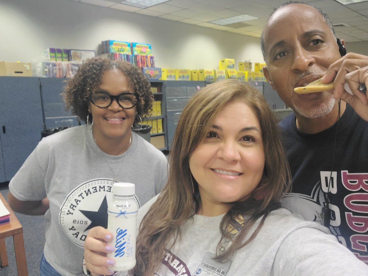 MatturroMEd's tweet photo. Thank you @TechTeacherMorg @KRCreeggan @VidalIsaac1 &amp;  @Aliefsneed Admin for this thoughtful treat!! It came right on time as we wrap up week one!! #AliefProud https://t.co/w7vOx5IJcx