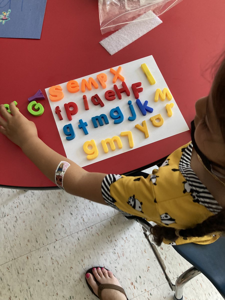 KanghaRoocrew's tweet photo. Finishing the week with these kinders who are masters and sorting colors and different objects #mathdiscovery #B2K #PositivityinAction @BeechTreeElem https://t.co/gYh7zHm8Xc