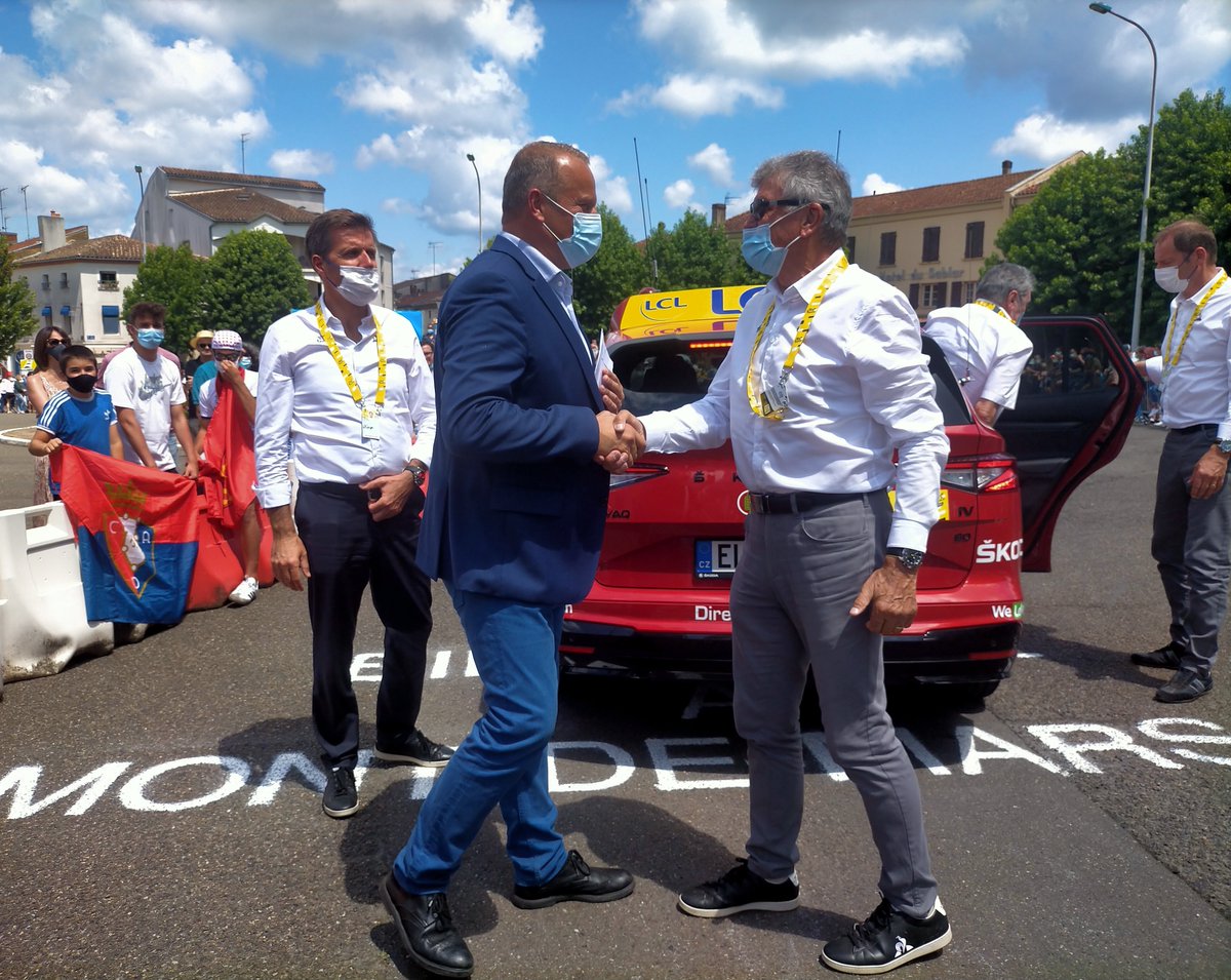 MontdeMarsan's tweet photo. MONT DE MARSAN CANDIDATE POUR ACCUEILLIR LE #TOURDEFRANCE

👉Aujourd’hui, @DayotCharles a pu remettre, à @ChPrudhomme , Directeur du Tour, la candidature de la #capitaledeslandes pour être ville d’accueil en 2023, année du 50e anniversaire de la victoire de Luis Ocaña !🎉🤞 https://t.co/E01C8W10Bd
