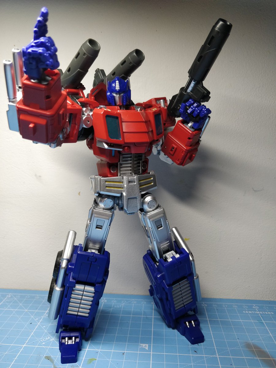 Praetorae's tweet photo. Got some silicone shock oil for Optus Pexus. Makes such a difference, joints are tight, but also smooooth like butter when you move them! #Transformers #optuspexus https://t.co/d6JrVEKGKY