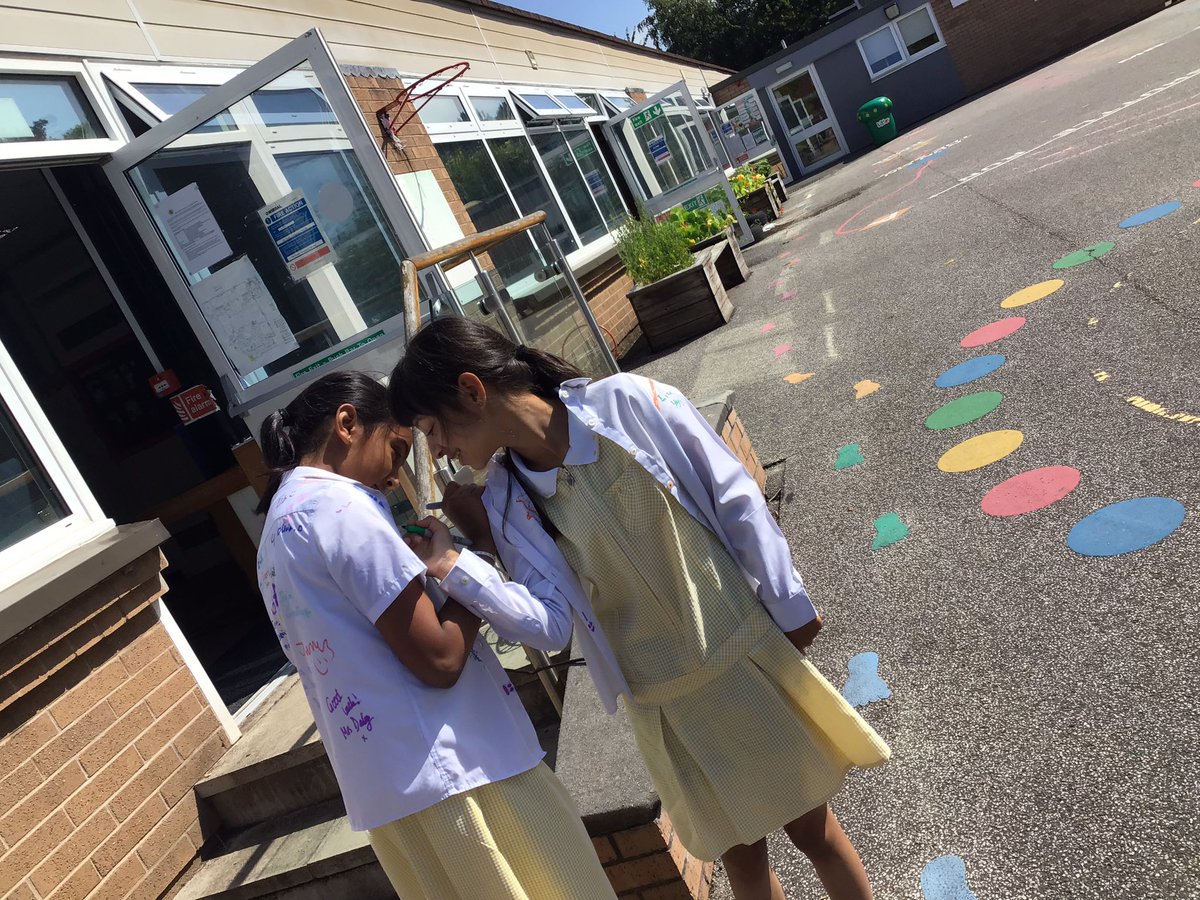GaytonPrimary's tweet photo. A wonderful start to the day with shirt signing - memories to keep forever. https://t.co/yccqAhKQFw