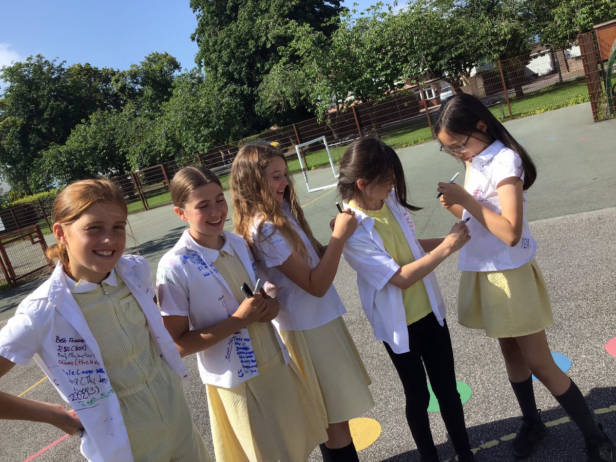 GaytonPrimary's tweet photo. A wonderful start to the day with shirt signing - memories to keep forever. https://t.co/yccqAhKQFw