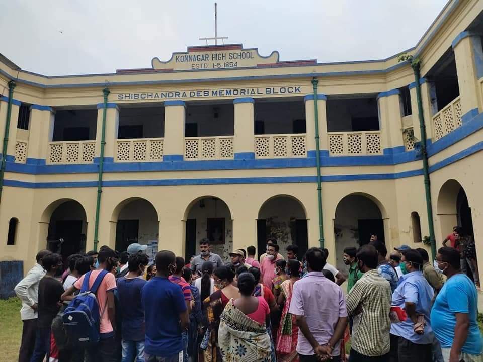 MayukhDuke's tweet photo. SFI protest Programme demanding vaccination for all students, reopen Campus, Entrance Examination and to revoke the Suspension of students of Visva-Bharati University..
#SFI #SaveVBU https://t.co/2gIMjHKjP0