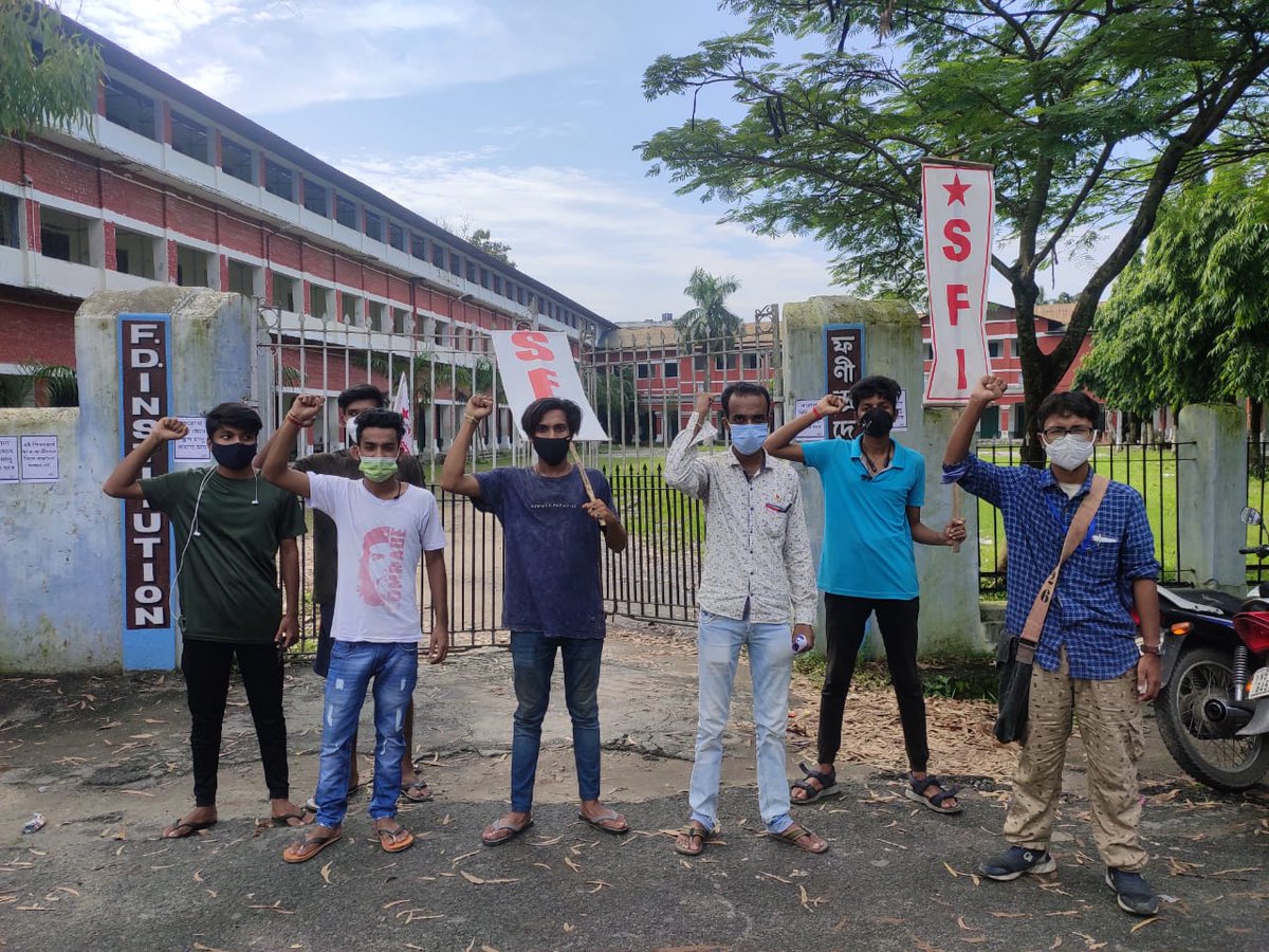MayukhDuke's tweet photo. SFI protest Programme demanding vaccination for all students, reopen Campus, Entrance Examination and to revoke the Suspension of students of Visva-Bharati University..
#SFI #SaveVBU https://t.co/2gIMjHKjP0