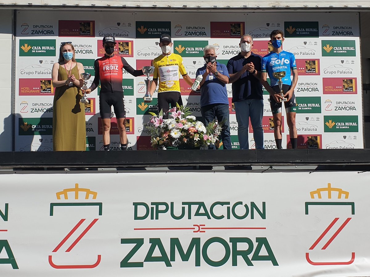 CyclingEliteU23's tweet photo. General final #VueltaZamora21

🥇 Eugenio Sánchez / Lizarte
🥈 Edu Pérez-Landaluce / Eolo-Kometa
🥉 Víctor Etxeberria / Supermercados Froiz

⛰ Víctor Etxeberria / Supermercados Froiz
Ⓜ️ Borja Teruel / León-Ulb
🏆 Valverde Team

📷 @lavueltaazamora https://t.co/6tHgiu2WIi
