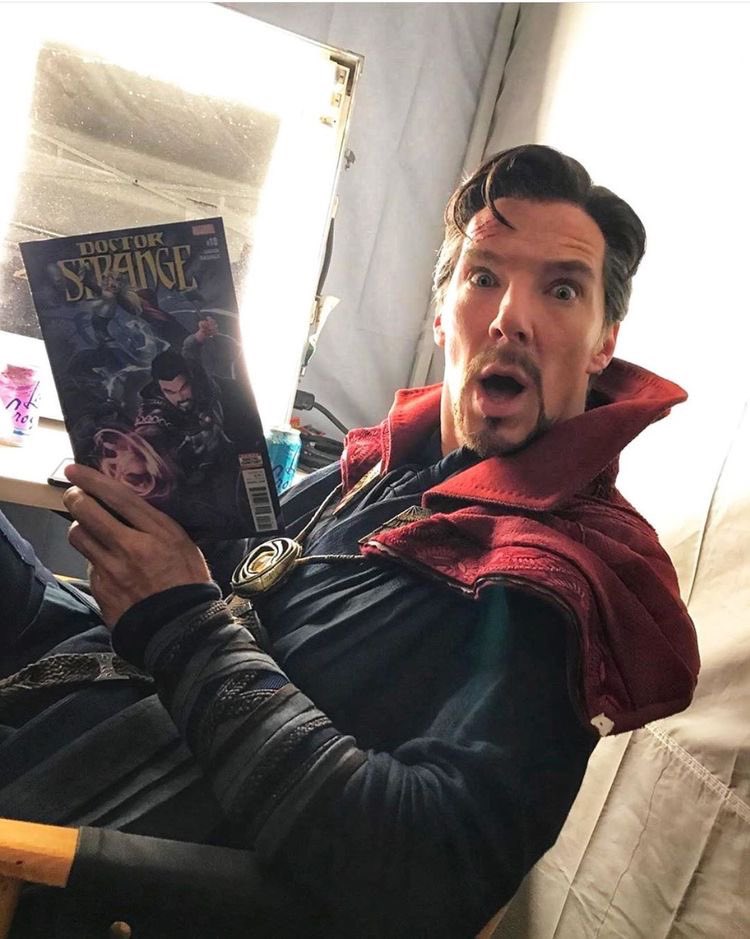 GeekZoneGZ's tweet photo. No hay nada mejor que ver a los actores de Marvel Studios leyendo los cómics de sus personajes 🥰 https://t.co/KaJSdvvSQE