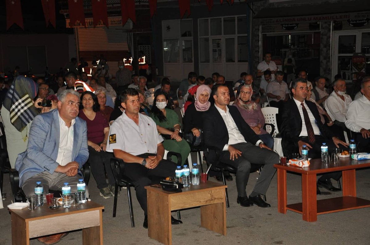 İlçemiz Cumhuriyet meydanında düzenlenen 15 Temmuz Demokrasi ve Milli Birlik günü akşam programı Kaymakamımız Sayın Musa AYYILDIZ, Belediye Başkanımız Sayın Hilmi DÖNMEZ, protokol üyeleri ve vatandaşlarımızın katılımlarıyla yapıldı.
