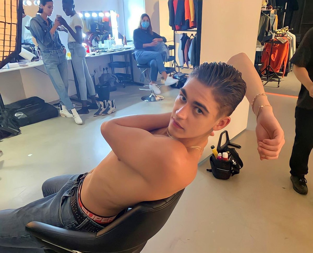New photo of Hero Fiennes Tiffin 😍