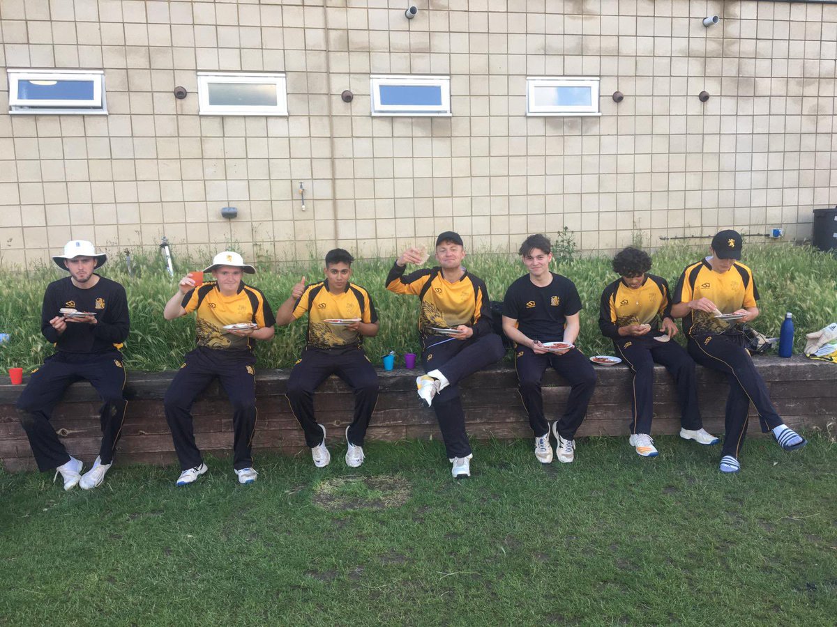 ohacricket's tweet photo. π Midweek Fun π
Thanks to @refugeecouncil for a very entertaining π― fixture in @yourcroydon
A youthful group of @Hampton_Alumni travelled and enjoyed the post match fodder!
#SuperbCause https://t.co/7rNKtPCifw