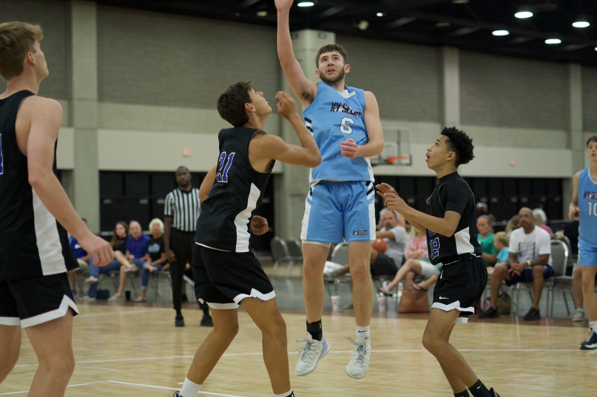 KY Select Blue’s Carson Reinersman rises above his defender for 2+ on the board!

#GrassrootsShowdown