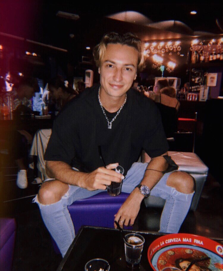 I dissapeared for a while, changed country’s and made many life decisions. I definitely haven’t forgotten you guys and can’t wait to stream again n tell you all about it. Expect me on twitch again very soon ♥️ love you guys