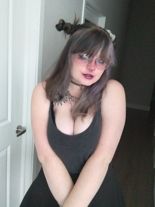 I got a phone tripod so that's cool (just messing around in my date outfit for tonight) https://t.co