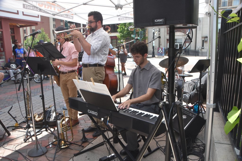 SCHENECTADY — “I’m not used to being the old guy in the band,” said Dylan Canterbury, the (still dark-) bearded “old guy,” late in Center Square’s set at Jazz on Jay Thursday. “But it’s fun playing with these young guys, kicking my butt.”

nippertown.com/2021/07/16/liv…