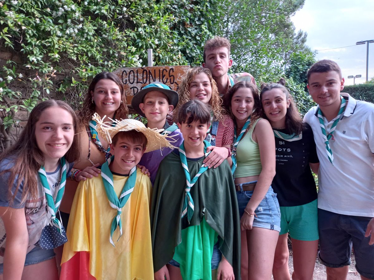 colborreda's tweet photo. 🥳 S’acosta una nit de festa! I per celebrar-ho fort necessitem tenir Hereu i Pubilla. Els de la tercera tanda són el Pau, el Marc i la Jana.
Cap a sopar i revetlla!
#3aTanda21 #QuinEmbolic #colborredà #colòniessegures #estiu21 https://t.co/RAjqNTf3dD