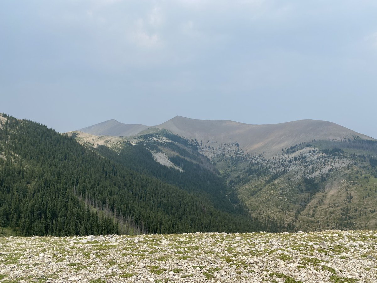 victoriacrozie_'s tweet photo. Today vs the day we arrived at #RamMountain, pictures don’t even fully capture just how bad the smoke is https://t.co/qi2yRTU0np