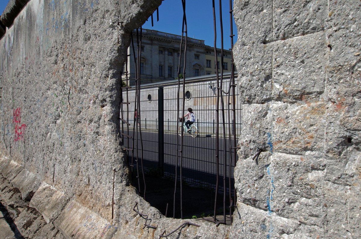 ChelBerlin's tweet photo. Berlin wall by Michael Kauer https://t.co/UuBUPexUNR