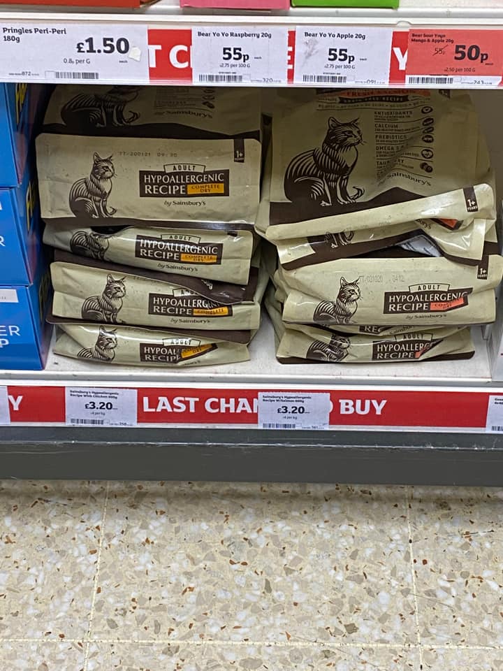 CarolynRumsby's tweet photo. #Sainsbury Brentwood, Essex. What don't you  understand about food recalls. Over 500 cats affected by dry cat food from Fold Hill factory that includes your own brand yet here it is 3 days ago on the last chance to buy shelf. Recalled mid June. This has been reported to the FSA https://t.co/3Df8idUVkW