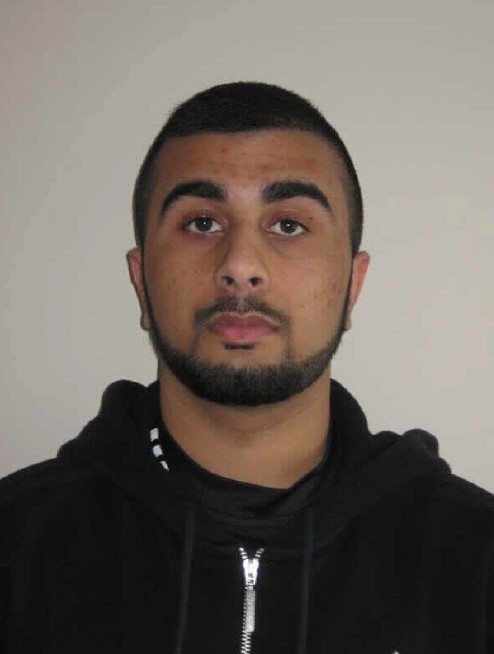 VancouverPD's tweet image. #VPDNews: Vancouver Police are seeking help from the public to find two men currently wanted Canada-wide for conspiracy to commit murder, possession of stolen property and firearm charges. ow.ly/Nc0X50FxLZM