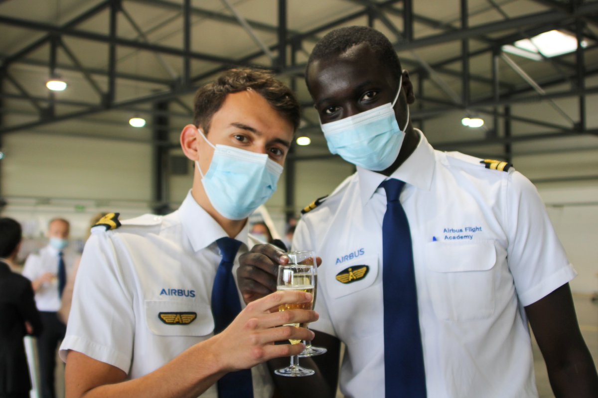 PgThibault's tweet photo. Salut, je suis officiellement diplômé pilote 🎉👨🏻‍✈️ https://t.co/Bedeqaxldd