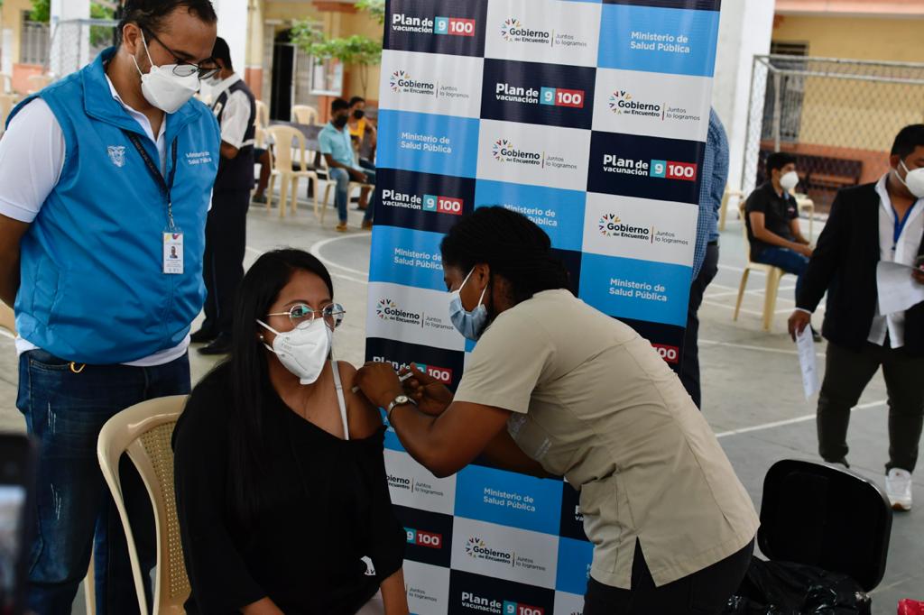 #AgendaEsmeraldas | Recibo la segunda dosis de la vacuna contra la #Covid_19. Gracias al personal de <a href="/Salud_Ec/">Ministerio de Salud Pública 🇪🇨</a> por su arduo trabajo.
¡Vamos todos a vacunarnos!
#JuntosLoLogramos