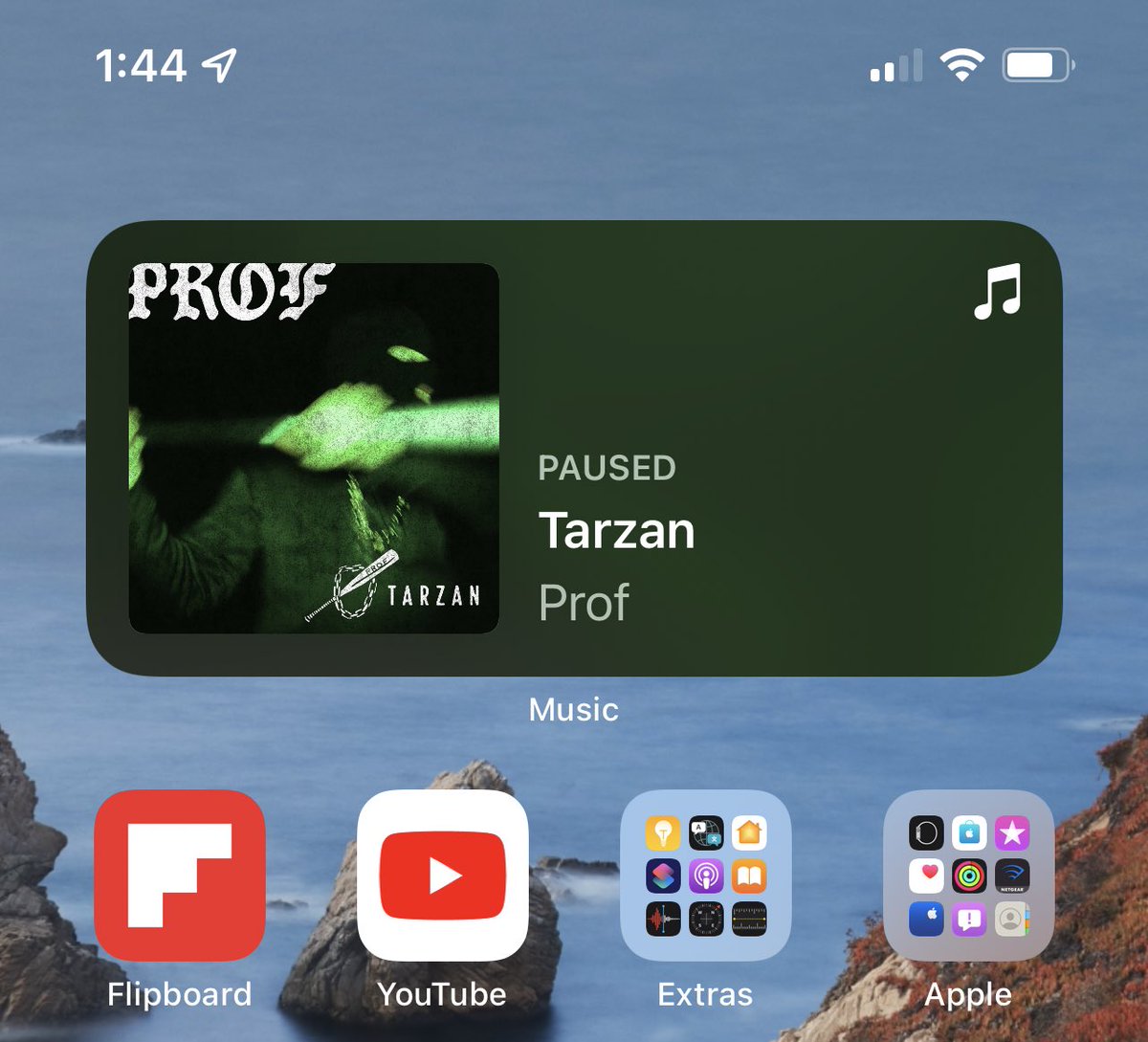 carfishcarfish's tweet image. Loving the new look for the mid size Apple Music widget in the latest #iOS15beta2 Very reminiscent of the ‘now playing’ section of the music app on AppleTV (with the color matched and blurred background) @Profgampo #Tarzan #AppleMusic #iOS15