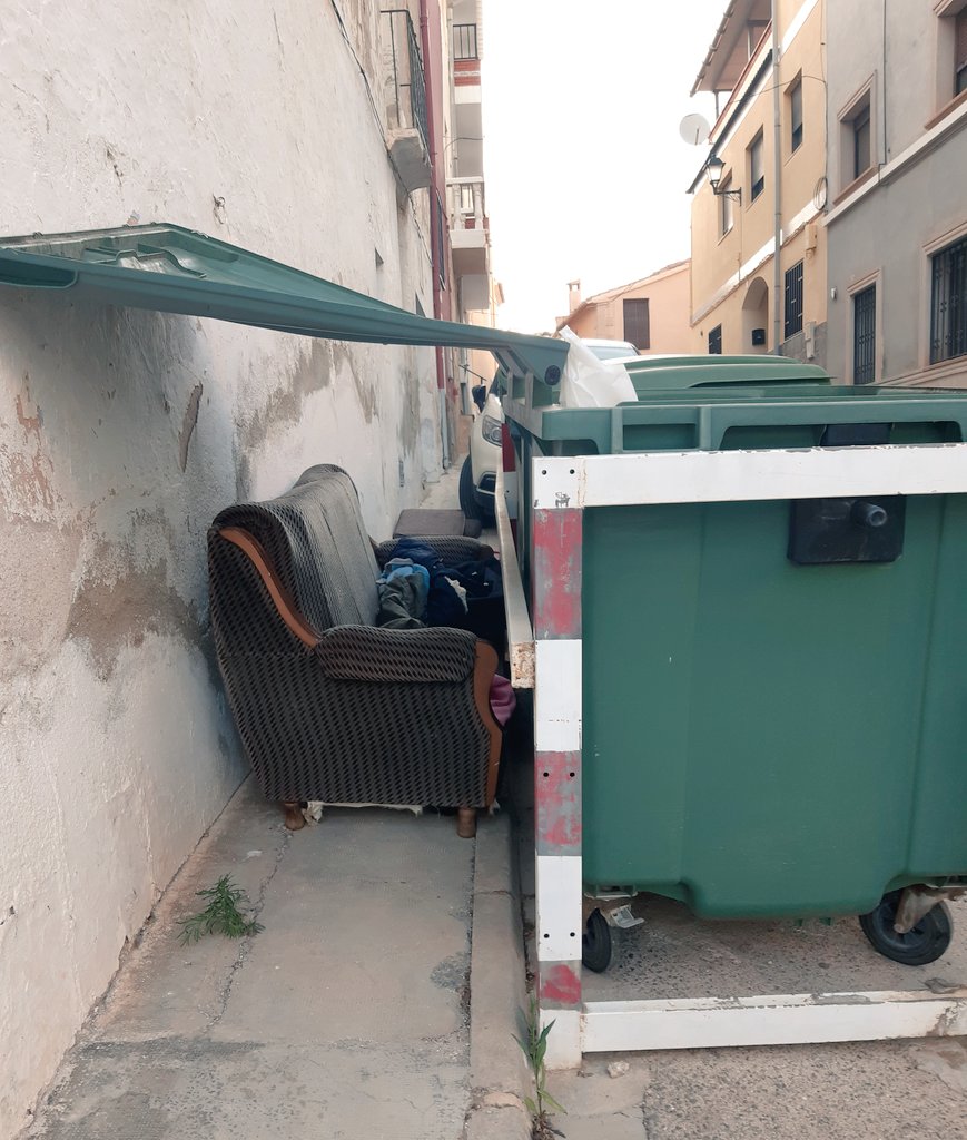 mpazlg74's tweet photo. @villararzobispo Alguien no podía esperar al día 3 y en su casa parece que le molestaba. Hasta el contenedor lo habrá llevado en coche, podía haber continuado hasta el Ecoparc. https://t.co/wbQqwflXVZ