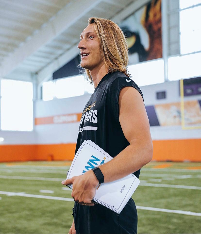 MySportsUpdate's tweet photo. #Jaguars rookie QB Trevor Lawrence got together with his top receivers — Marvin Jones, DJ Chark and Laviska Shenault — at Clemson's practice facility this week. They also chilled at a lake. https://t.co/XAZjepD8Vt