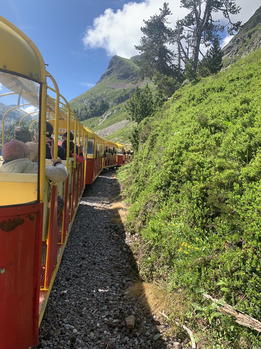 Et c’est du bleu tout le week-end au #lac #artouste #ossau #pyrenees 🚂 #train #tourisme #voyage #vuespectaculaire
