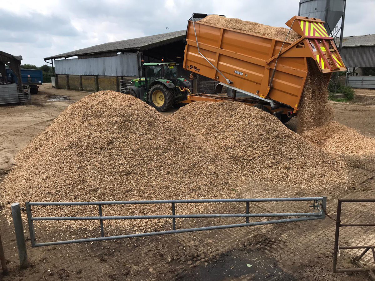 AntTheFarmer's tweet photo. 3 loads of chip delivered for Calf bedding this week.

@transcover on the @RichardWestern doing the business behind the little 6125R punching above it’s weight as per usual! https://t.co/OxwNhBYdDL