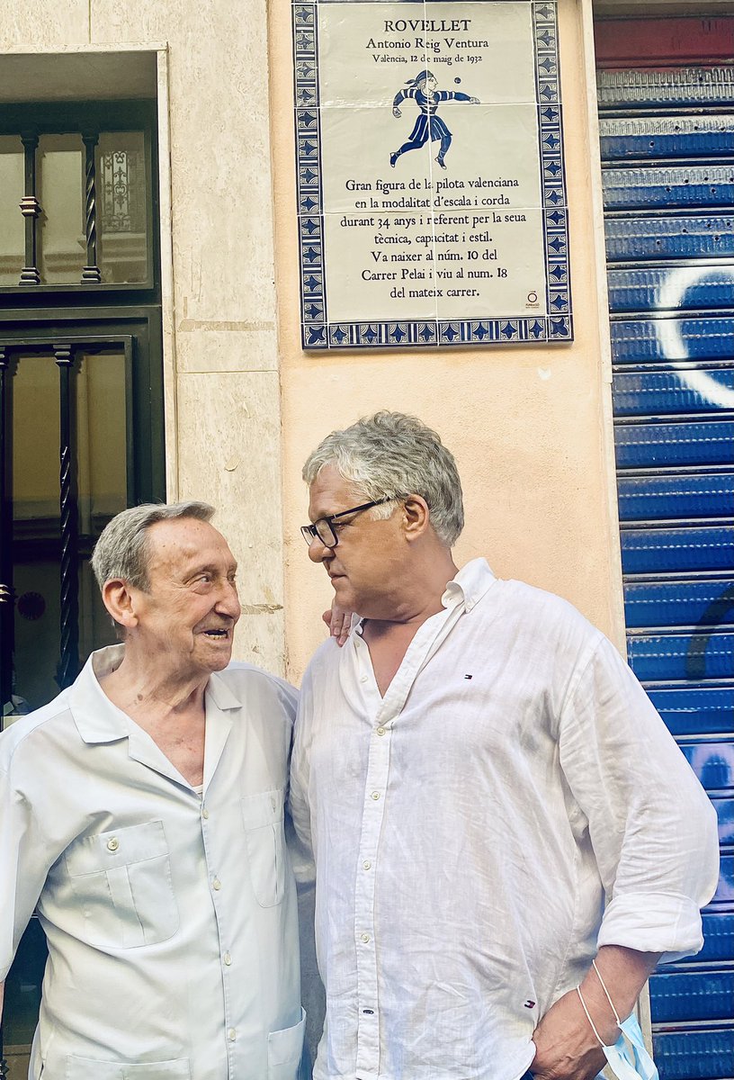 funpival's tweet photo. Ja llueix al carrer Pelai, la placa commemorativa a Antonio Reig Ventura ‘El Rovellet’. Reconeixement a tota una gran figura del nostre esport la #pilotavalenciana 
Gràcies per fer-nos gaudir durant més de tres dècades !! 

#pilotaprofessional https://t.co/AzaW3N3SOG