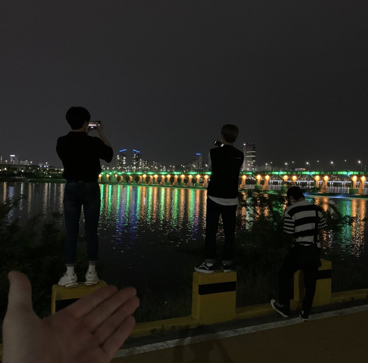I_Nglobal's tweet photo. The fact that I.N, Seungmin and Changbin were taking pics of their view but Bang Chan was taking pics of them because THEY are his view 😔✊🏻

#방찬 #창빈 #승민 #아이엔 https://t.co/rLWZQAAxv7