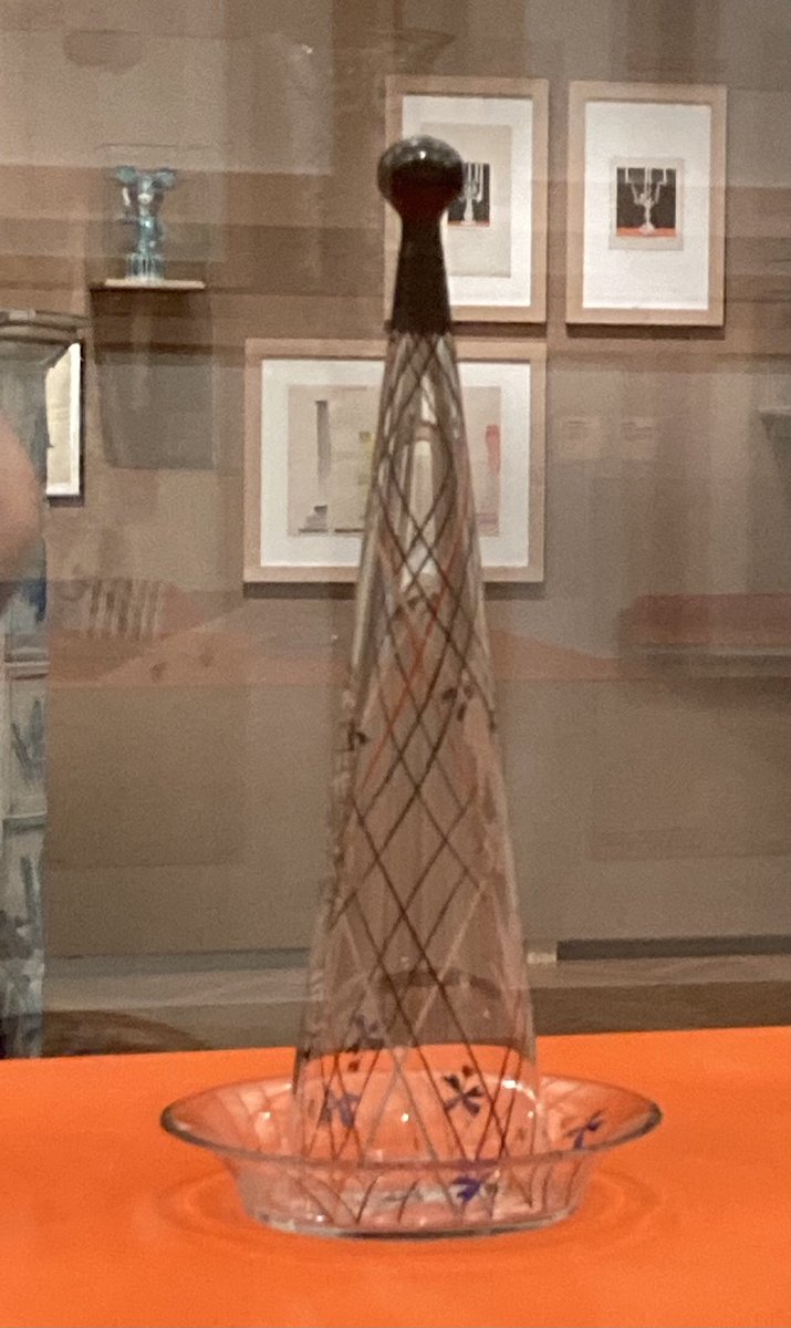 Bunlar kadeh. 1919’da Viyana’da nasıl ev partileri verdiklerini hayal etmemize yarıyor! Kadehteki son yudum içilene kadar masaya, sehpaya konamayacak şekilde tasarlanmışlar. Ancak ters çevirerek elden bırakılabiliyor. Josef Hoffmann tasarımı üfleme camlar elle boyanmış.  #viyana