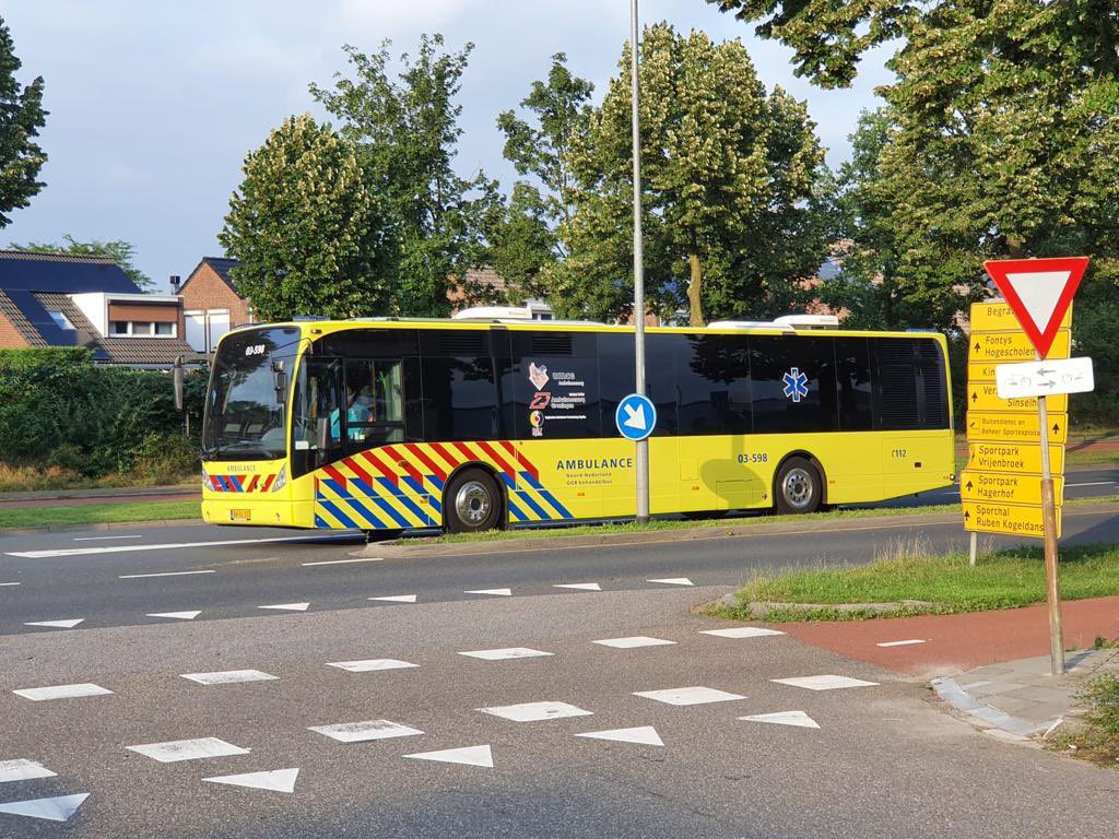 Ook vanuit het Noorden helpen we bij de evacuatie van ziekenhuis VieCuri in Venlo. De GGB behandelbus van @AmbulancezorgGR, @UMCG_Ambulance en ons brengt patiënten naar het Radboud in Nijmegen. Sterkte voor alle patiënten, hulpverleners en inwoners van de getroffen gebieden!