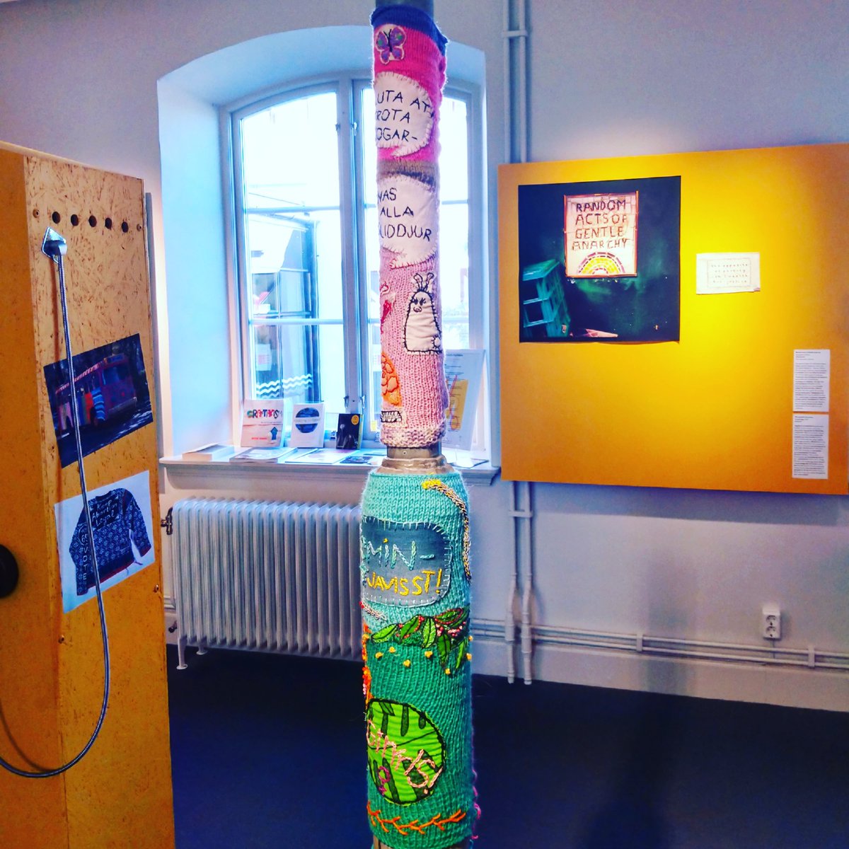 StrikkChics's tweet photo. Ni har väl inte missat att #strikkchics deltar i utställningen "Den handgjorda revolutionen" i Hjo. Fint arrangerad av #gerillaslöjdsfestivalen #kulturkvarteretpedagogien https://t.co/I6HUfykefw