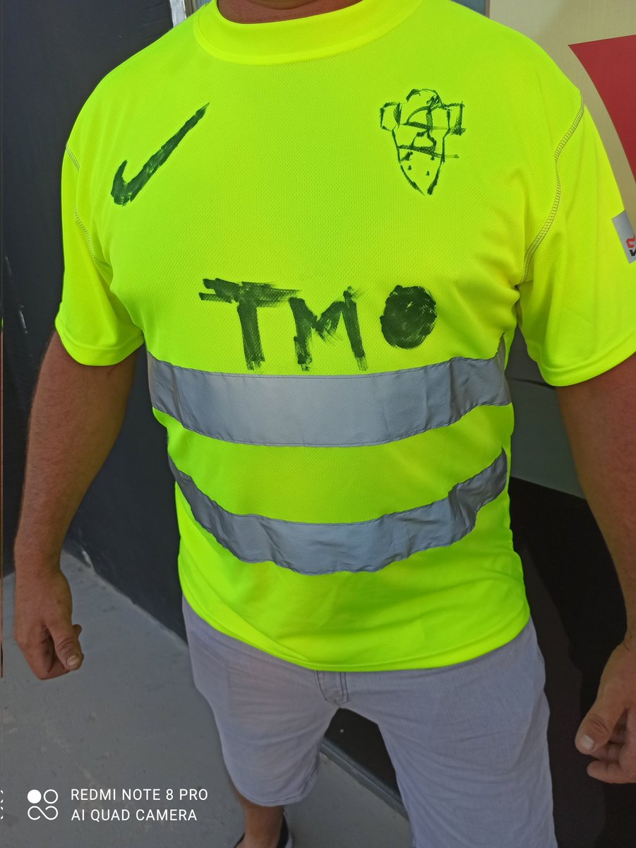 REsclapez's tweet photo. ¡ÚLTIMA HORA! @Nike acepta las críticas y rectifica por la afición del @elchecf a falta de una franja pone dos en su camiseta. @pirri_elche ya tiene la suya... A que esperas a tener la tuya? #UnasFranjasInvencibles https://t.co/ohoj0XeCTI