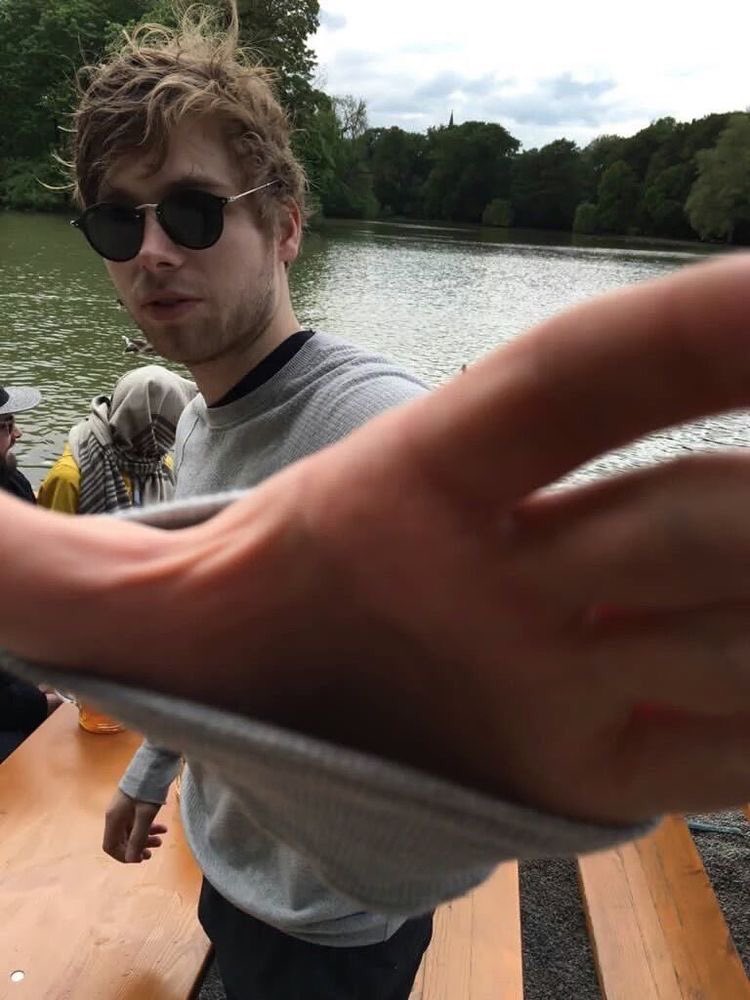 reginayouse1's tweet photo. @5SOS @Luke5SOS @RyanMFleming Mr hemmings u r my comfort happiest birthday 🥳 @Luke5SOS https://t.co/dlMcPj4C4r