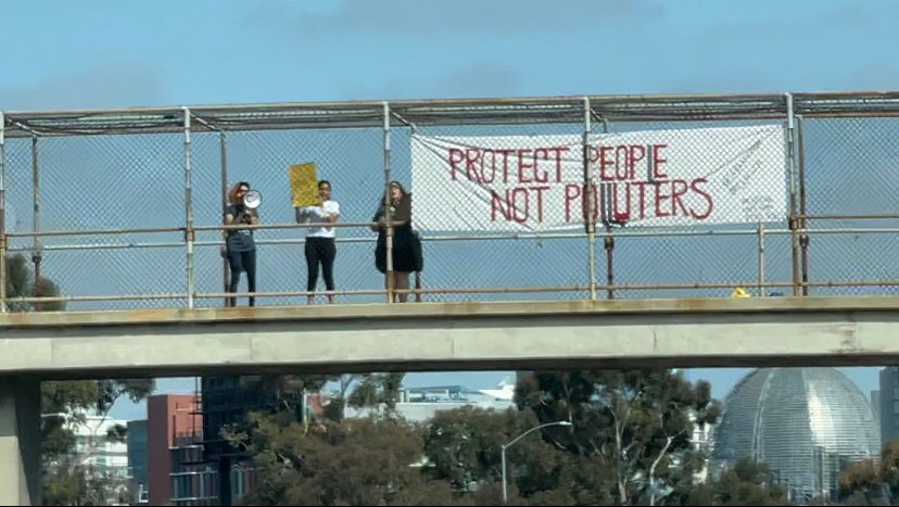 cayouthvsbigoil's tweet photo. CA is facing megadrought &amp; deadly heat waves due to climate change. The fossil fuel industry is contributing to these dangerous wildfire conditions. 

@GavinNewsom: Stand with @cayouthvsbigoil &amp; take action against the polluters. #TakeOurFutureBack! #OurFutureOnFire https://t.co/S152lIMJtS