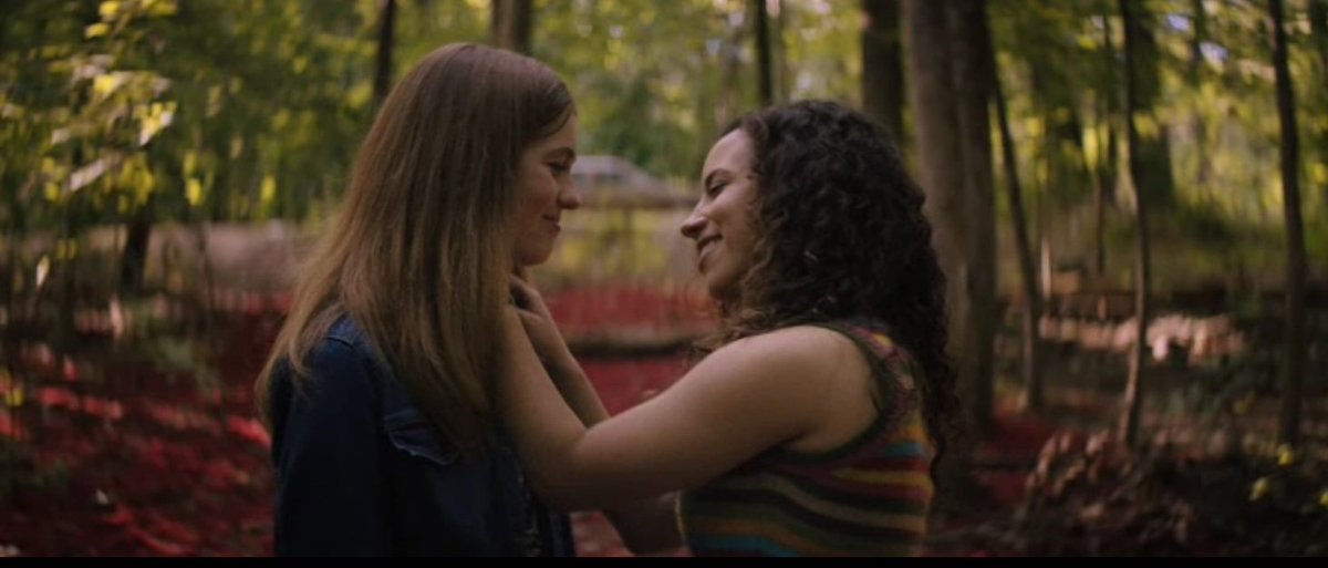oksanapolastri's tweet photo. um filme de terror onde as protagonistas são lésbicas e ainda ficam juntas no final, parece um sonho https://t.co/5rf3TUealb