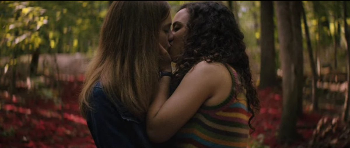 oksanapolastri's tweet photo. um filme de terror onde as protagonistas são lésbicas e ainda ficam juntas no final, parece um sonho https://t.co/5rf3TUealb