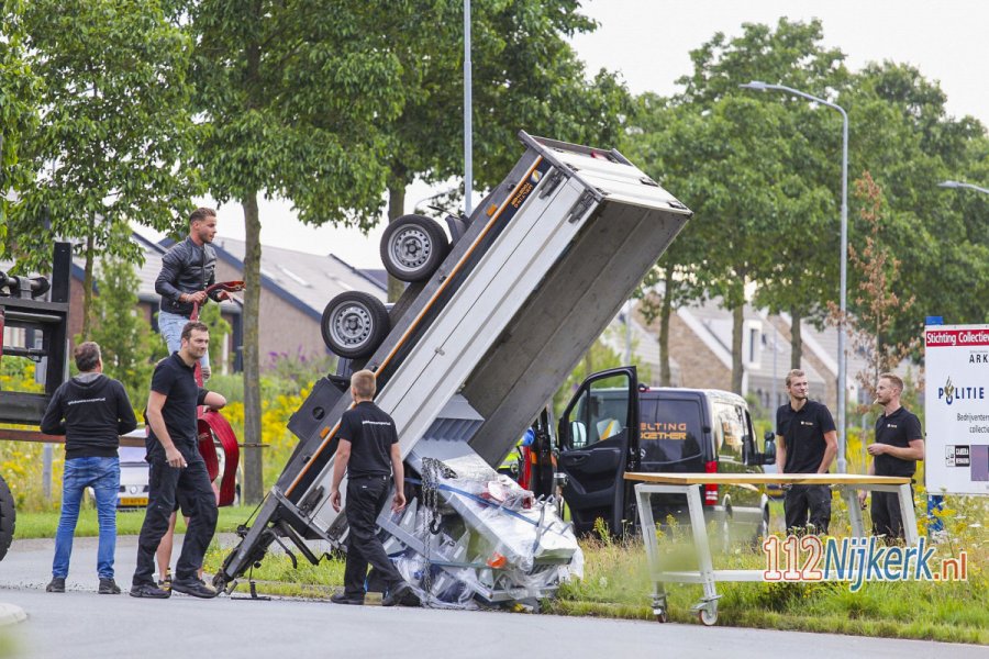 Aanhanger komt rechtop tot stilstand op rotonde in #Nijkerk. 112Nijkerk.