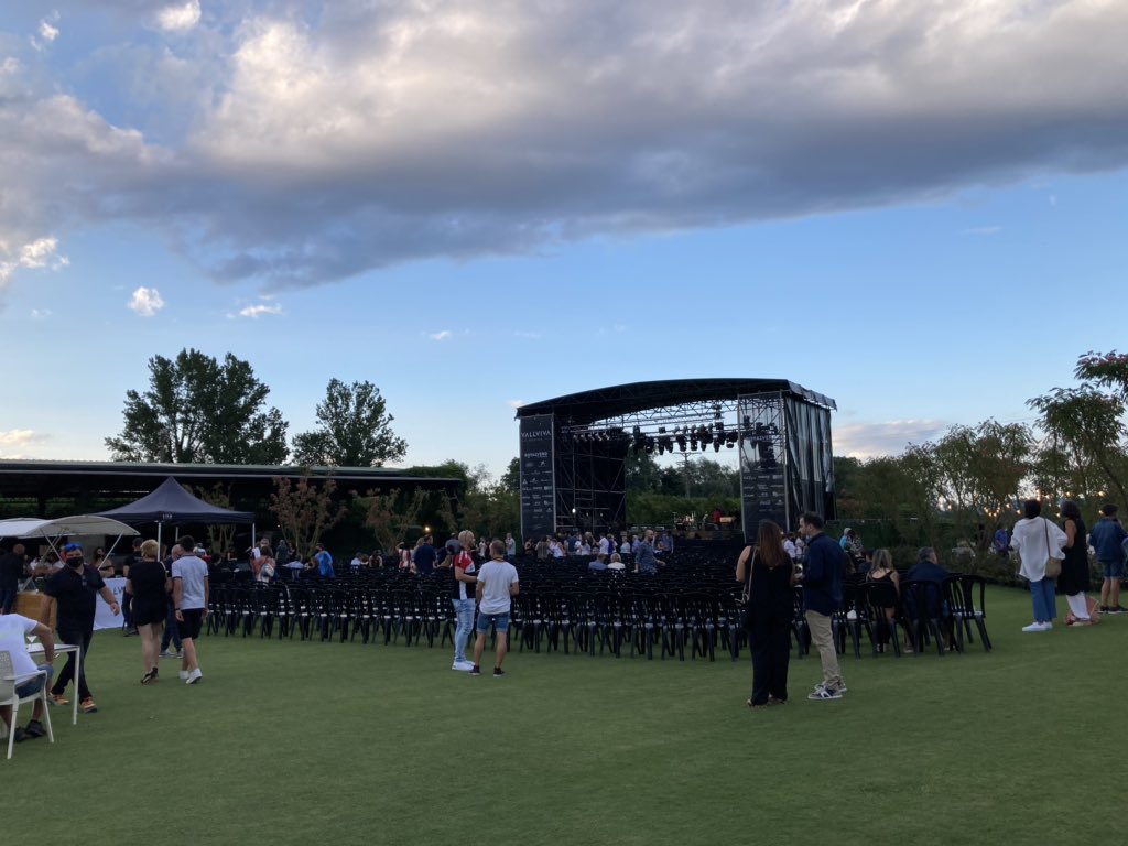 Radiolot's tweet photo. 📸 La primera edició del Festival @vallviva batega amb força al peu del Puigsacalm

Un miler de persones segueixen la segona nit de música a la Vall d’en Bas

#Cultura #Garrotxa #VallBas https://t.co/JkN0lE5Ak8