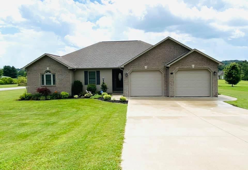 YourKYRealtor1's tweet photo. Looking for a beautiful, one level home with 3 bedrooms in London KY? Call me about this beautiful, new listing!  606-524-7894 Offered at $289,000 https://t.co/tyKdfm9kwF