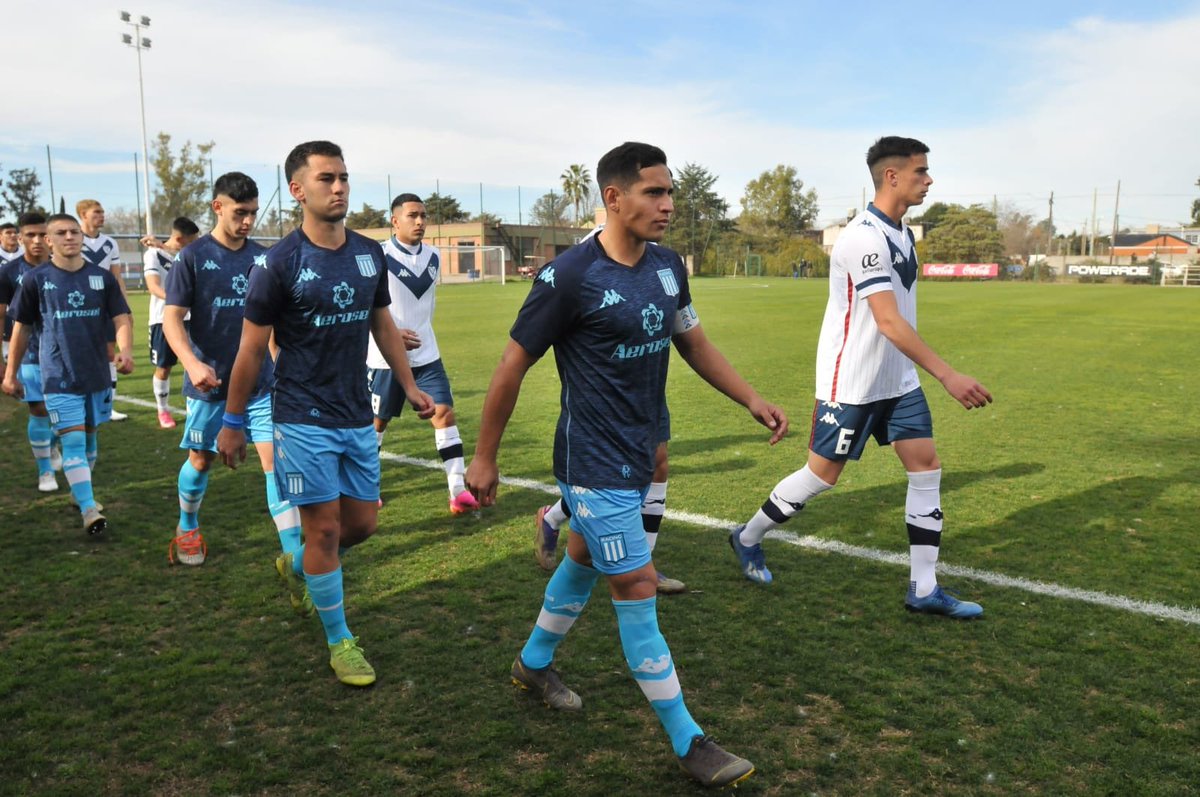 giulifigini's tweet photo. #Reserva - 

🤝 ¡Final del partido! El conjunto dirigido por @tanquegerk igualó ante @Velez por la primera fecha del torneo. 

#Velez 1 🆚 1 #Racing    

⚽️: Federico #Versaci y Alan #Gorosito 

📍Villa Olímpica 

📸: @RacingClub https://t.co/5hnFjFENjw